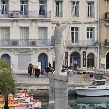 Emplacement Rare Elegant Avec Balcon Sur Le Canal Royal Appartement