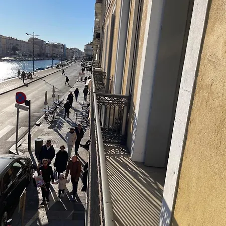 Emplacement Rare Elegant Avec Balcon Sur Le Canal Royal