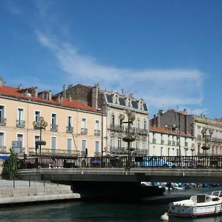 Emplacement Rare Elegant Avec Balcon Sur Le Canal Royal Appartement
