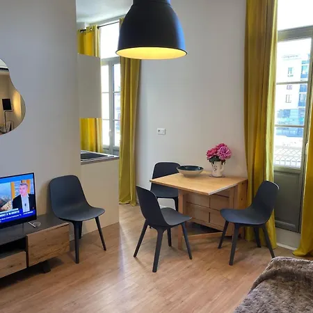 Emplacement Rare Elegant Avec Balcon Sur Le Canal Royal *