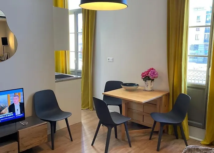 Emplacement Rare Elegant Avec Balcon Sur Le Canal Royal *