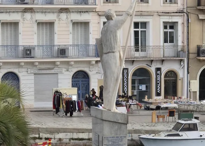 Emplacement Rare Elegant Avec Balcon Sur Le Canal Royal Appartamento