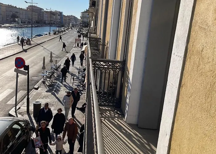 Emplacement Rare Elegant Avec Balcon Sur Le Canal Royal