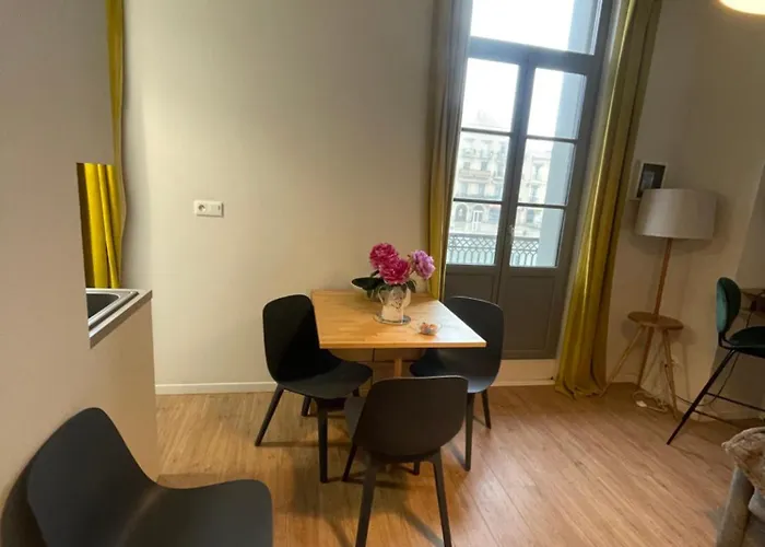 Emplacement Rare Elegant Avec Balcon Sur Le Canal Royal *